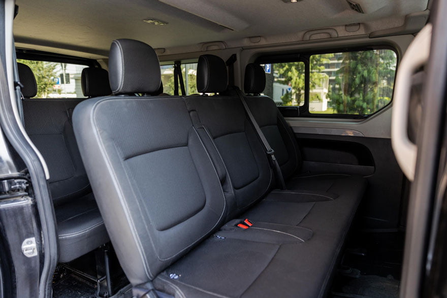 Renault Trafic – passenger cabin with three rows of seats